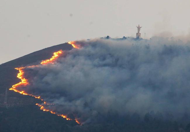 Incendio en el Monte Naranco (Oviedo) en el mes de marzo.