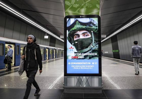 Un cartel en el metro de Moscú con un mensaje donde se anima a los ciudadanos a entrar al ejército ruso