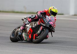 Aleix Espargaró, al volante de su Aprilia, durante el GP de Cataluña.