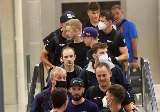 Integrantes de Arkea, Lidl-Trek y Alpecin, en el aeropuerto.