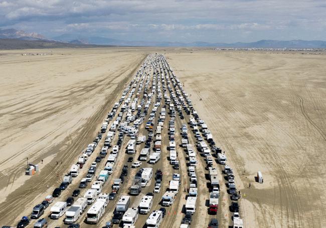 Cientos de vehículos salen del desierto de Nevada