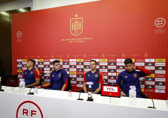 Los capitanes de la selección española, durante su comparecencia.