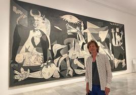 Mick Jagger, con el 'Guernica' al fondo, en una imagen que desató la polémica en junio de 2022.