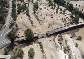 Imagen del puente caído en el acceso a Aldea del Fresno.