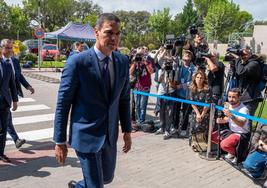 Pedro Sánchez, a su llegada a la capilla ardiente instalada en el tanatorio de Tres Cantos.