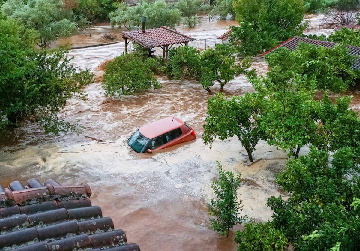 Una tormenta tropical inunda Grecia tras la devastadora ola de incendios forestales