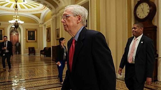 Los republicanos de Trump cierran filas en torno a la fragilidad física de su líder en el Senado