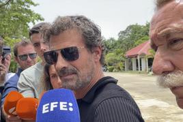 El actor español Rodolfo Sancho, acompañado por el abogado español Marcos García Montes, a su llegada hoy miércoles a la prisión de Koh Samui.