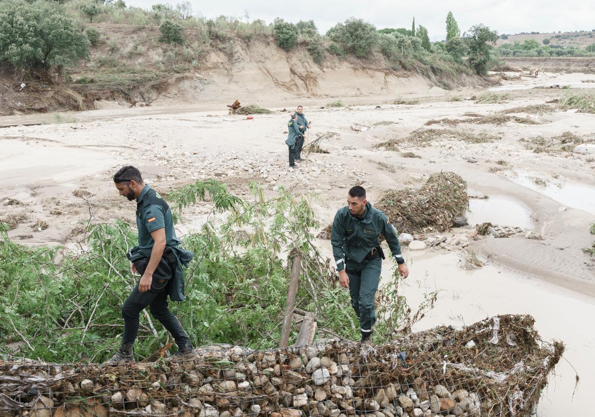 Imagen de agentes de la Guardia Civil trabajando en la localidad madrileña de Villamanta.