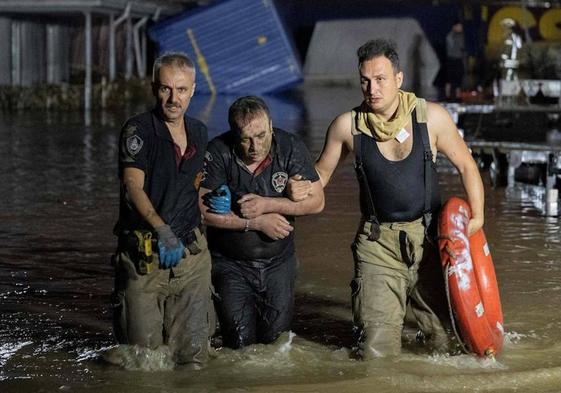 En Estambul se han producido rescates agónicos, como el de este hombre, con el agua hasta la rodilla.