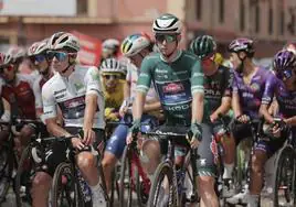 Remco Evenepoel (i), con el maillot blanco de la Vuelta.