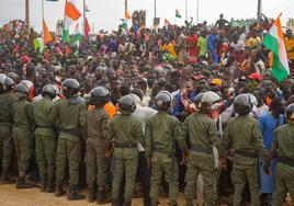 Partidarios de la junta militar de Níger protestan contra la presencia de soldados franceses en Niamey.