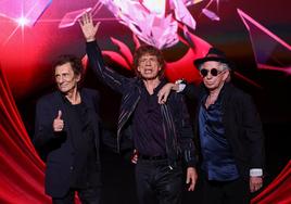 Ronnie Wood, Mick Jagger y Keith Richards, ayer presentando su nuevo disco en el teatro Hackney Empire de Londres.