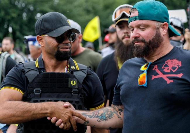 Enrique Tarrio junto junto a otro líder de Proud Boys, Joe Biggs