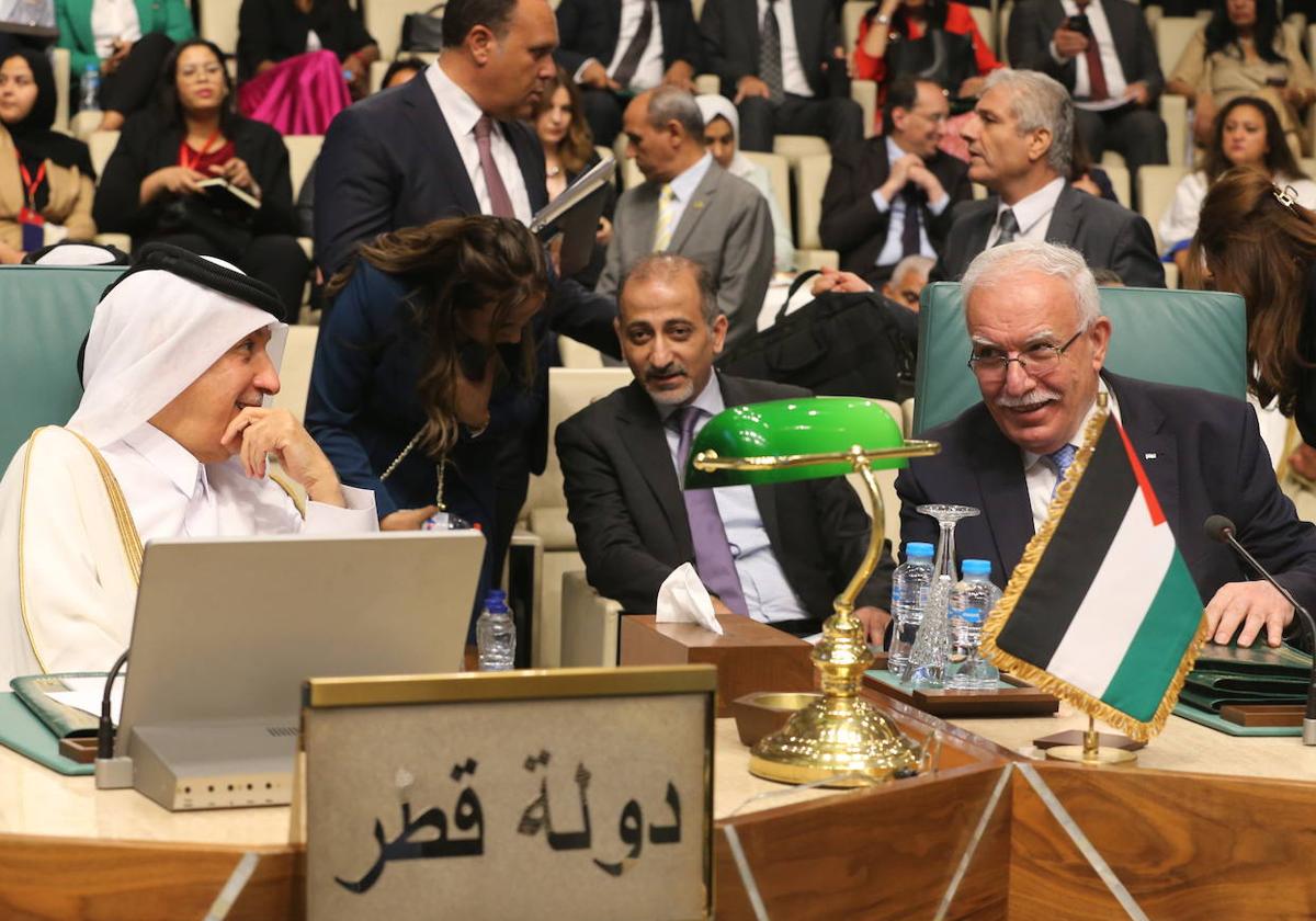 El ministro de Asuntos Exteriores de Qatar, Soltan bin Saad, y su homólogo palestino, Riyad al-Maliki, en una sesión ordinaria del Consejo de la Liga Árabe