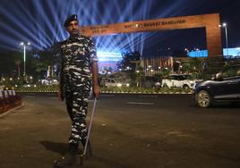 Un guarda de seguridad, frente a la sede de la próxima cumbre de Nueva Delhi