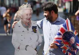Un hombre posa con una figura de tamaño real de la reina Isabel II en Windsor