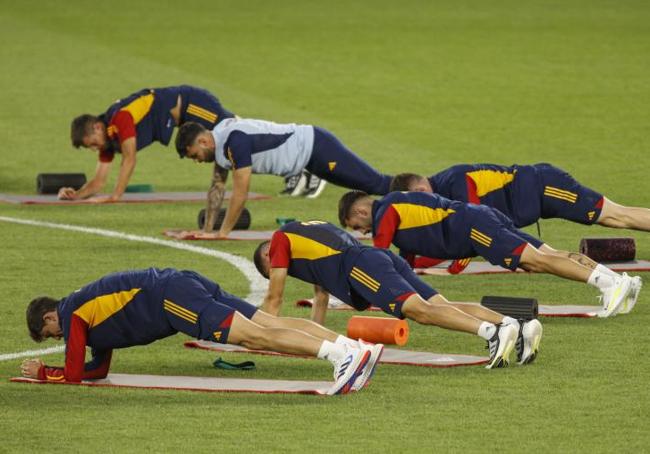 Los internacionales españoles, ejercitándose sin botas ni guantes en el Dinamo Arena.