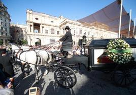 El coche de caballos que porta el féretro con los restos mortales de María Jiménez a la salida de la capilla ardiente situada en el Ayuntamiento de Sevilla.