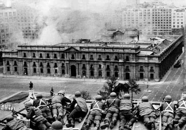 Las tropas del Ejército de Chile arriba del Palacio de La Moneda