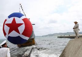 El líder norcoreano, Kim Jong-un junto a su nuevo submarino con capacidad nuclear