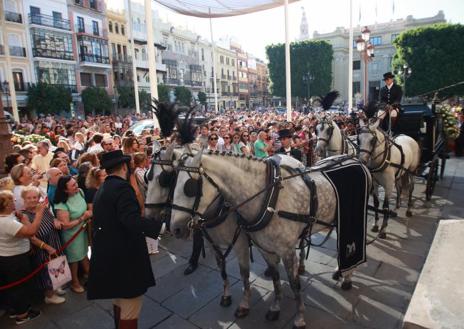 Imagen secundaria 1 - Imágenes del entierro de María Jiménez.