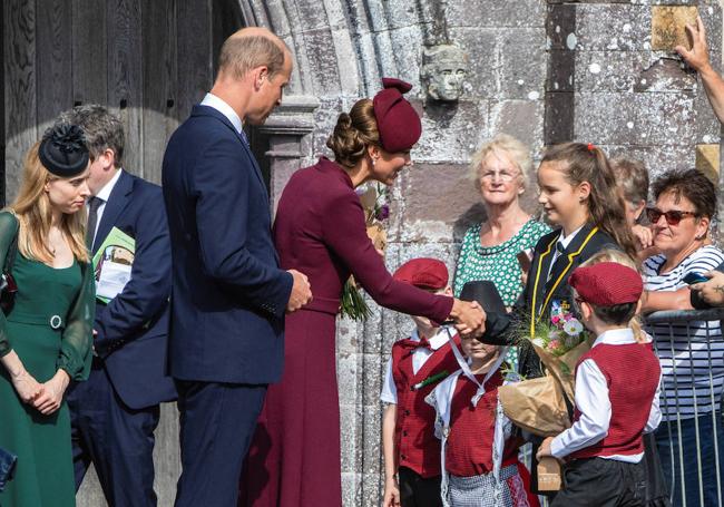 El Príncipe Guillermo y Catalina, Princesa de Gales, se reúnen con simpatizantes mientras visitan la Catedral de St David's