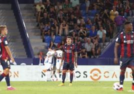 Goleada del Espanyol en Levante para ser líder