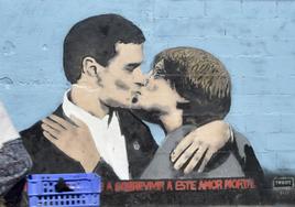 Sánchez y Puigdemont, besándose, en un mural del artista Tvboy, en Barcelona, con la frase: «Dios, ayúdame a sobrevivir a este amor mortal.