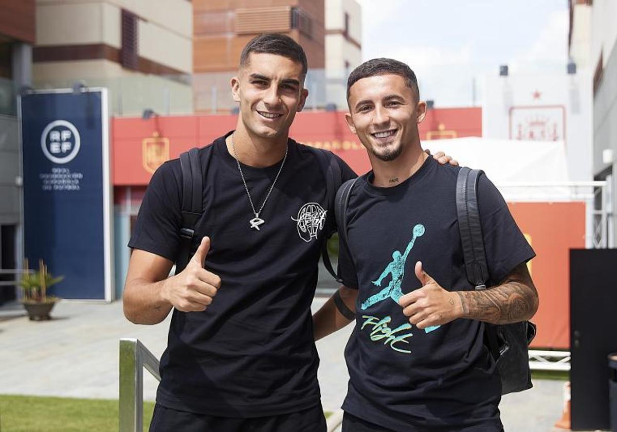 Ferran Torres y Yéremy Pino, a su llegada este sábado a la Ciudad del Fútbol de Las Rozas.