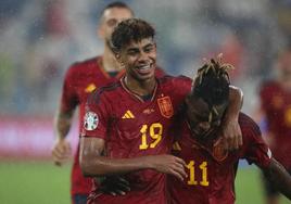 Lamine Yamal y Nico Williams celebran el último de los goles de España el viernes contra Georgia.