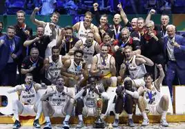 Los jugadores alemanes posan con el trofeo del Mundial.