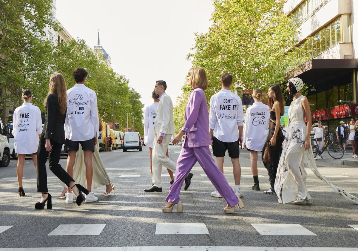 Modelos desfilando con camisas y otras prendas de autor, reivindicando la ropa original frente a las falsificaciones.