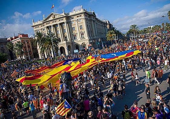 Cientos de personas se manifiestan en Barcelona durante la Diada de 2022.