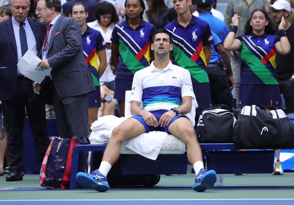 Djokovic, abatido tras la final del US Open 2021 que perdió contra Medvedev.