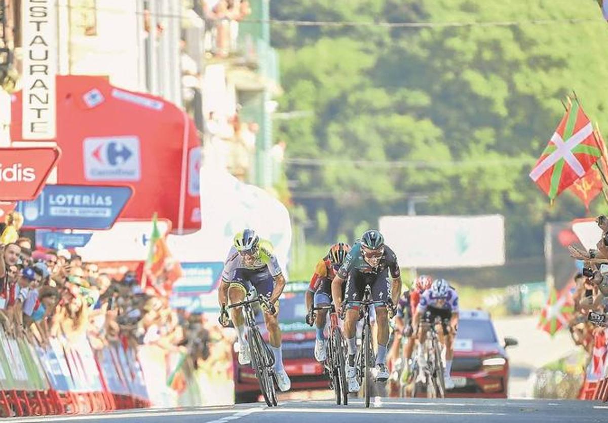 Rui Costa, a la izquierda, lanzado en el sprint de Lekunberri para superar por potencia a Kamna.