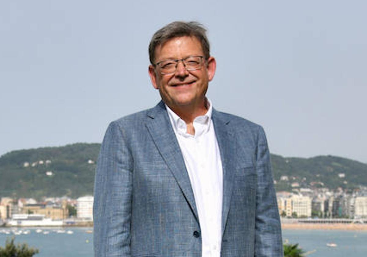 El expresidente valenciano con la bahía al fondo de San Sebastián, donde ha participado en un curso.