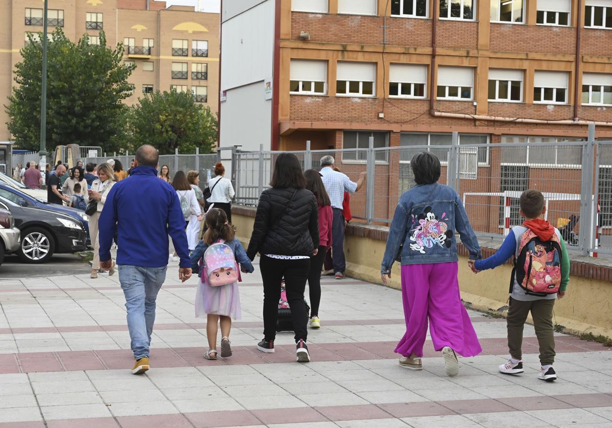 Una niña con mochila