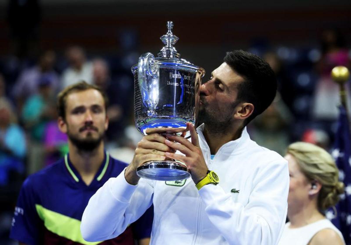 Novak Djokovic besa el trofeo del US Open.