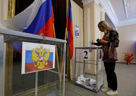 Una mujer vota en las elecciones del pasado fin de semana en la región ocupada de Donetsk.