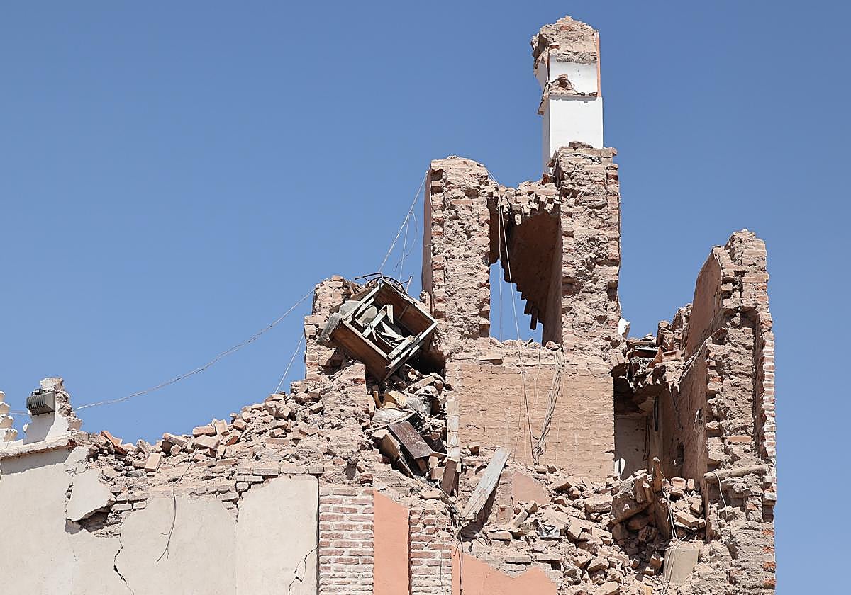 La torre de la mezquita de Karbouch resultó dañada por un fuerte terremoto en Marrakech.