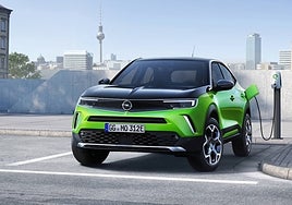 Coche eléctrico repostando