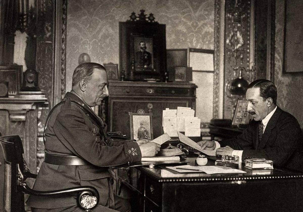 Miguel Primo de Rivera y Alfonso XIII, en su primer despacho tras el golpe de 1923.