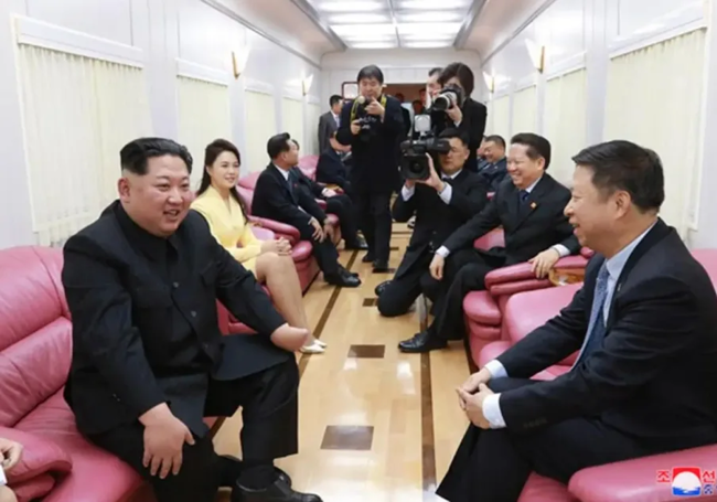 Varios funcionarios chinos reunidos con Kim en su tren blindado cuando el líder norcoreano visitó Pekín en 2018