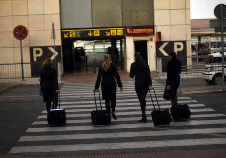Las azafatas de vuelo denuncian a España por no poder prejubilarse como los pilotos