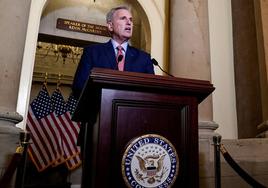 El presidente de la Cámara de Representantes de Estados Unidos, Kevin McCarthy, pronuncia una declaración en el Capitolio