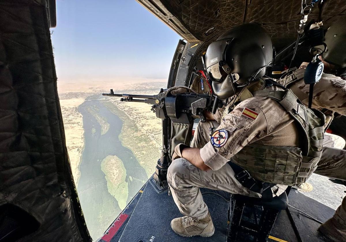 El sargento primero Varela, jefe de tiradores/operadores de la TFT, sobrevolando el Tigris.