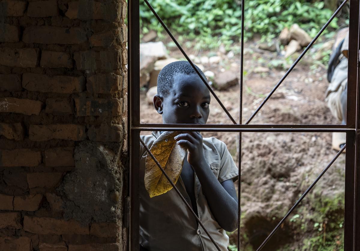 Joven en escuela de Burundi.