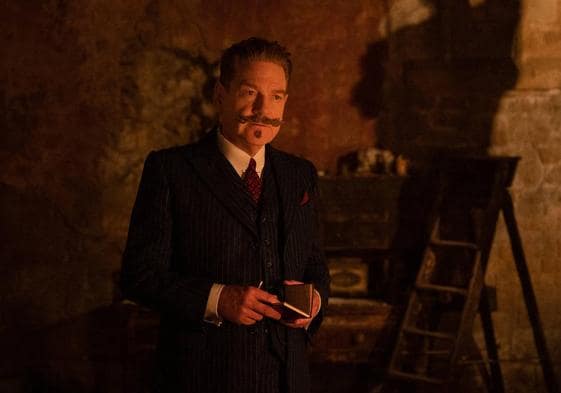 Kenneth Branagh vuelve a meterse en la piel de Hércules Poirot en 'Misterio en Venecia'.