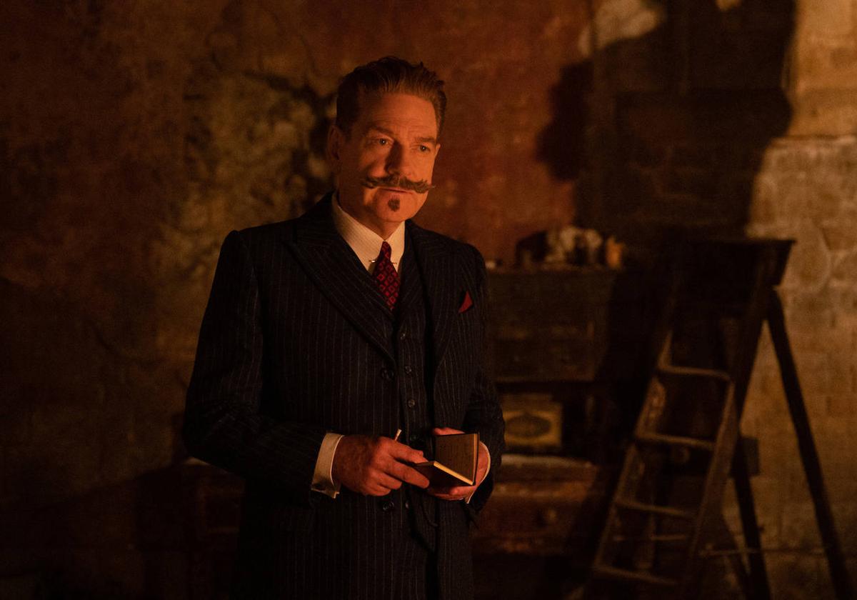 Kenneth Branagh vuelve a meterse en la piel de Hércules Poirot en 'Misterio en Venecia'.